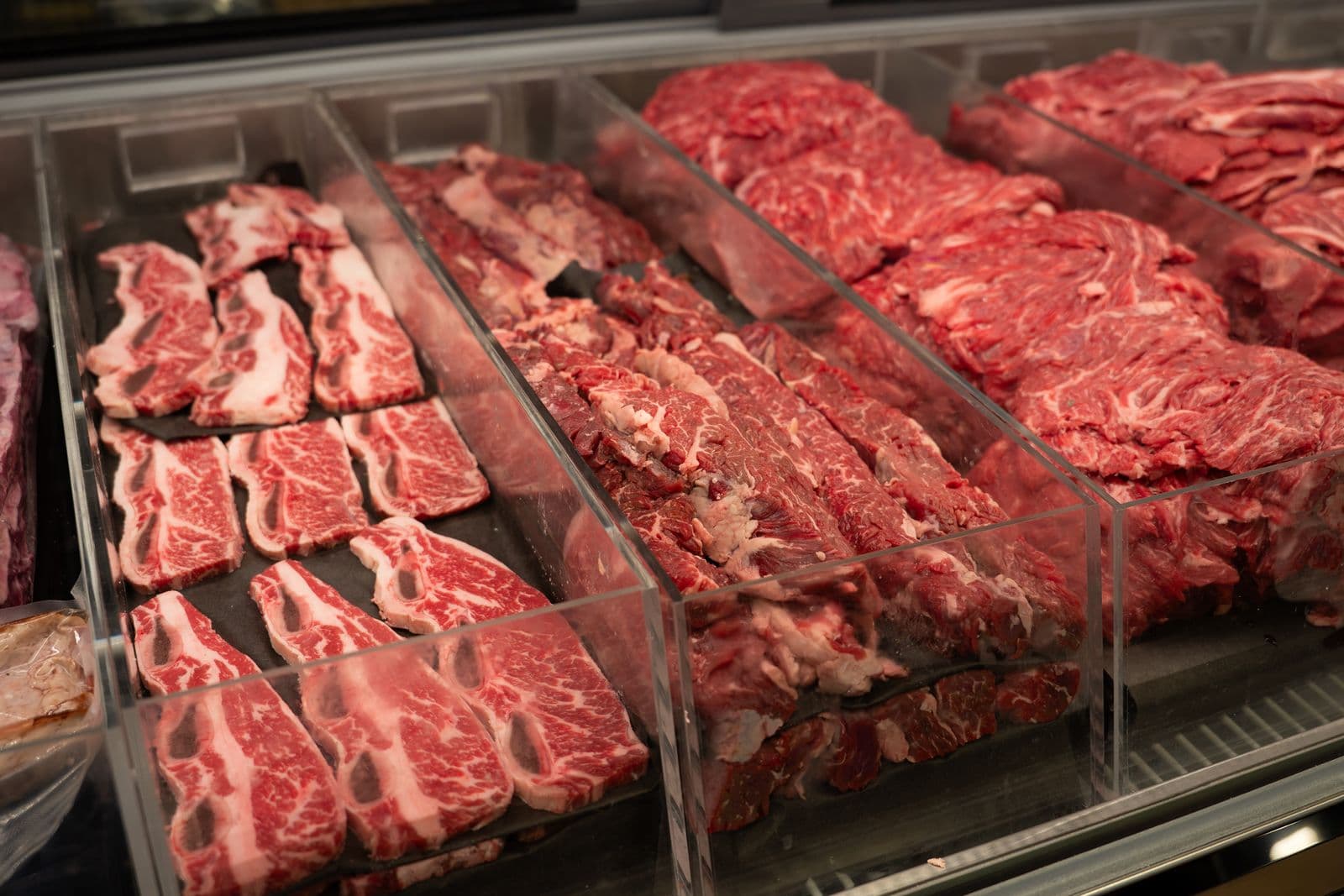 Short ribs, chuck and ranchera in the Caza Prime case